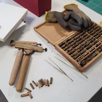Atelier création d'un marque-page en cuir avec dorure