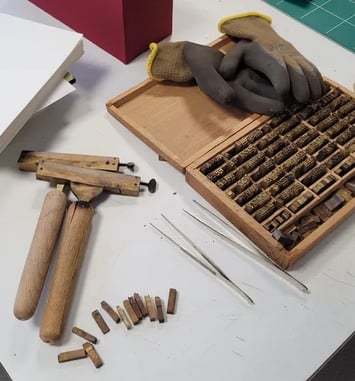 Atelier création d'un marque-page en cuir avec dorure